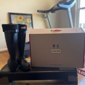 Womens Tall Rain Boots!  Size 8 … Wore 1 time…Socks included